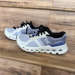 Women’s on cloud cloud runner shoes size us 6.5 barely worn